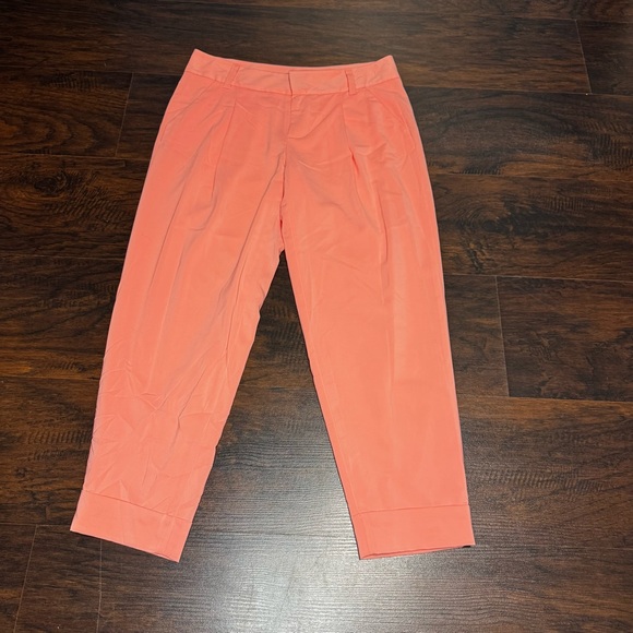 Alice + Olivia Pants - Alice + Olivia Peach Capri Cropped Pants cuffed Hem Size 8 GUc